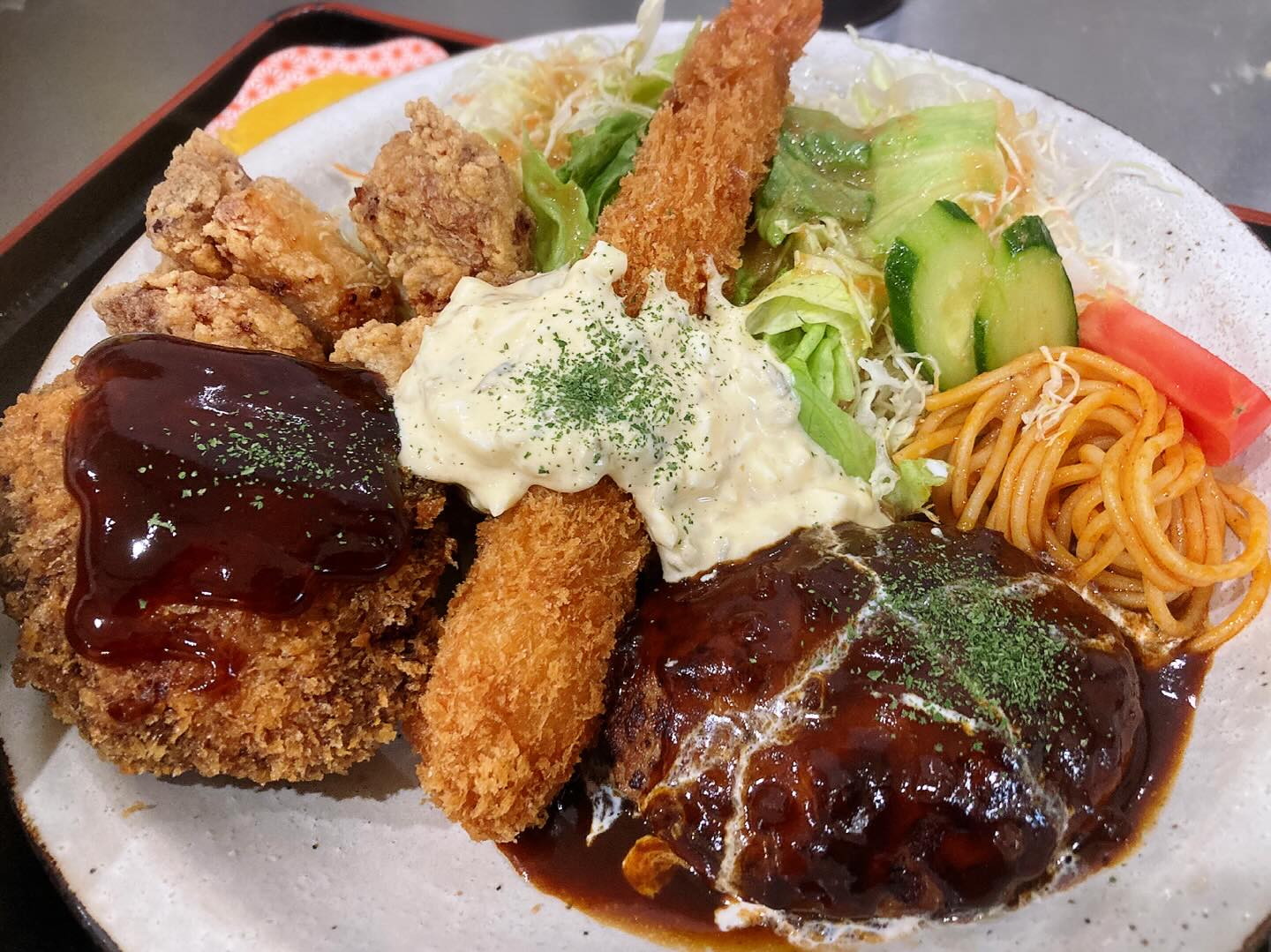 食堂つる匠の店内